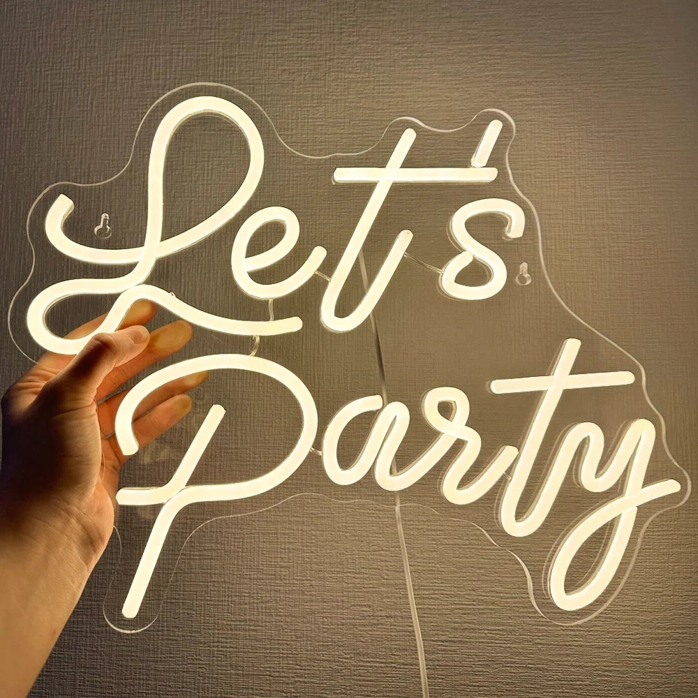 Uma vibrante placa de LED neon exibindo as palavras "Let's Party" em letras cursivas e em negrito.