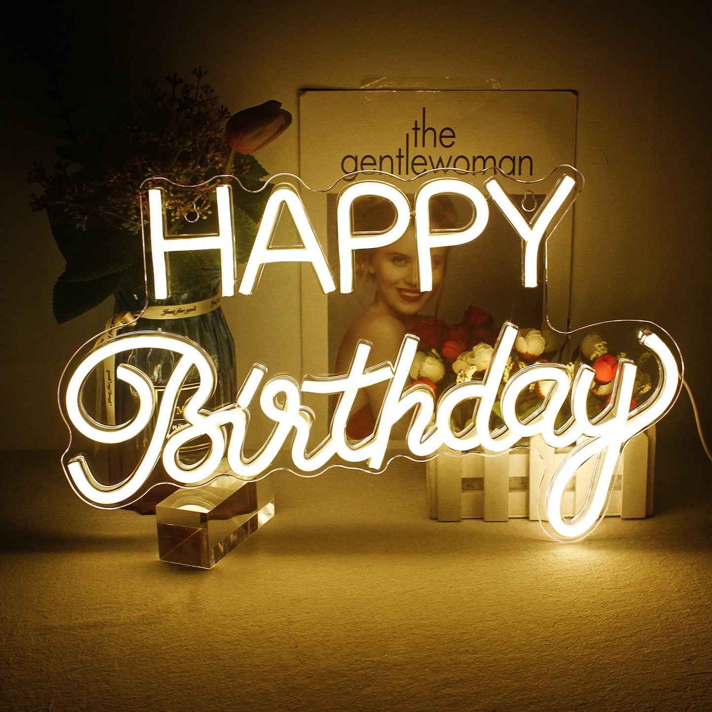 Uma vibrante placa de LED neon exibindo as palavras "Feliz Aniversário" em uma fonte fluida.