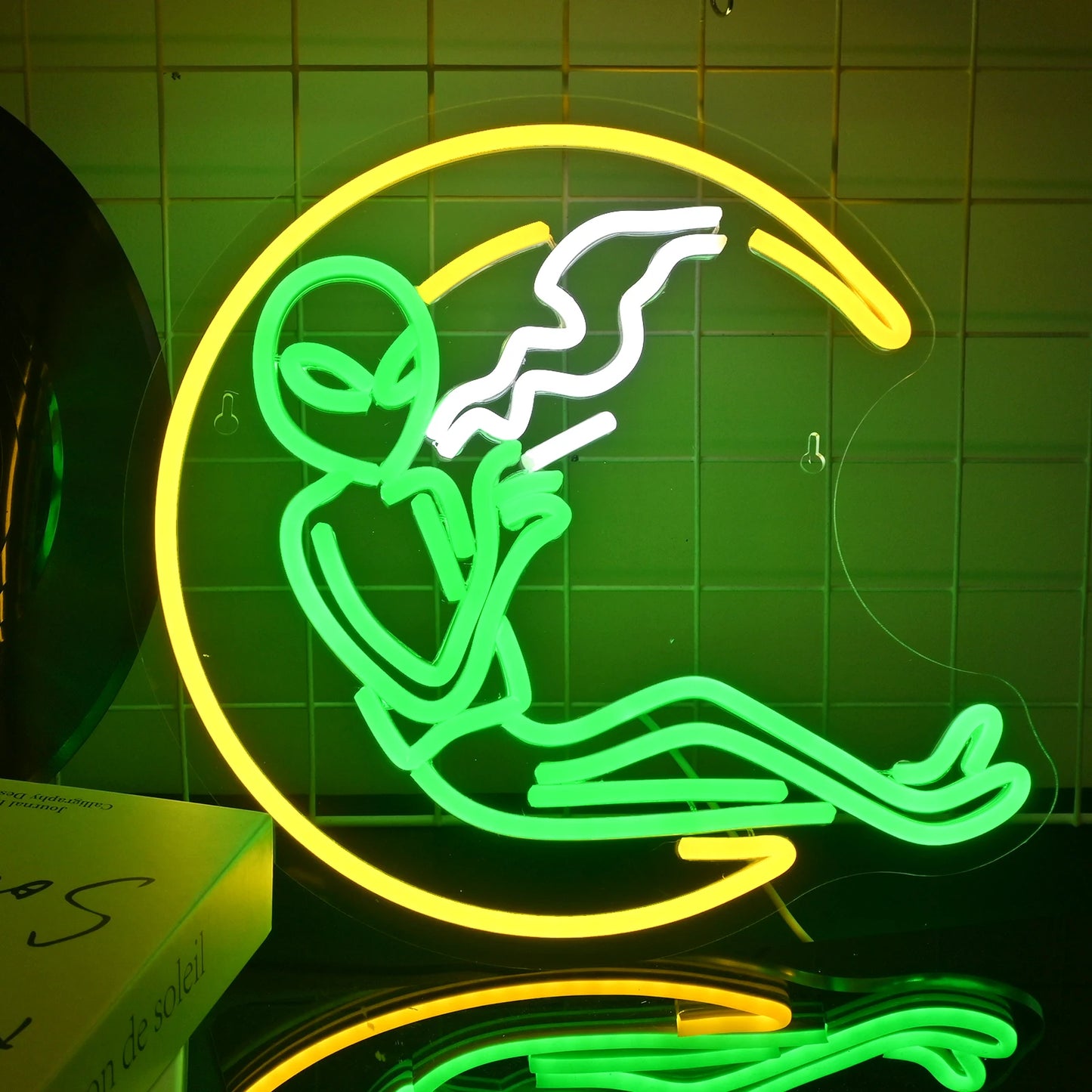 Um letreiro de neon LED vibrante representando um personagem alienígena excêntrico.