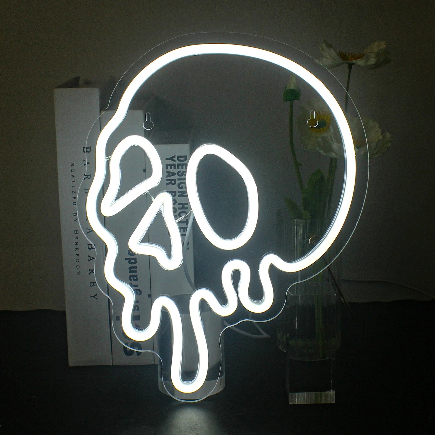 A imagem apresenta uma vibrante placa de LED neon com tema de Halloween.