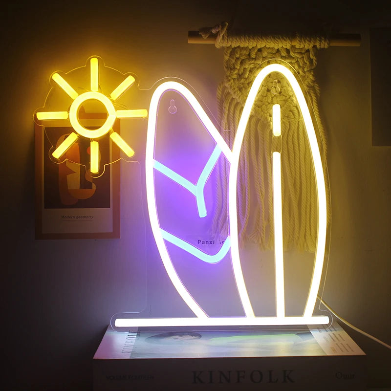 A imagem mostra um letreiro de LED neon vibrante no formato de uma prancha de surfe.