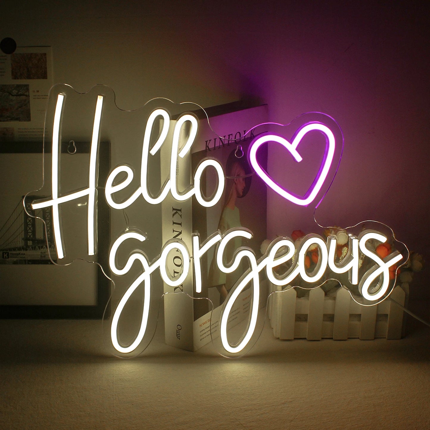 A imagem mostra uma vibrante e estilosa placa de LED neon exibindo a frase "Hello Gorgeous" em letras cursivas elegantes.