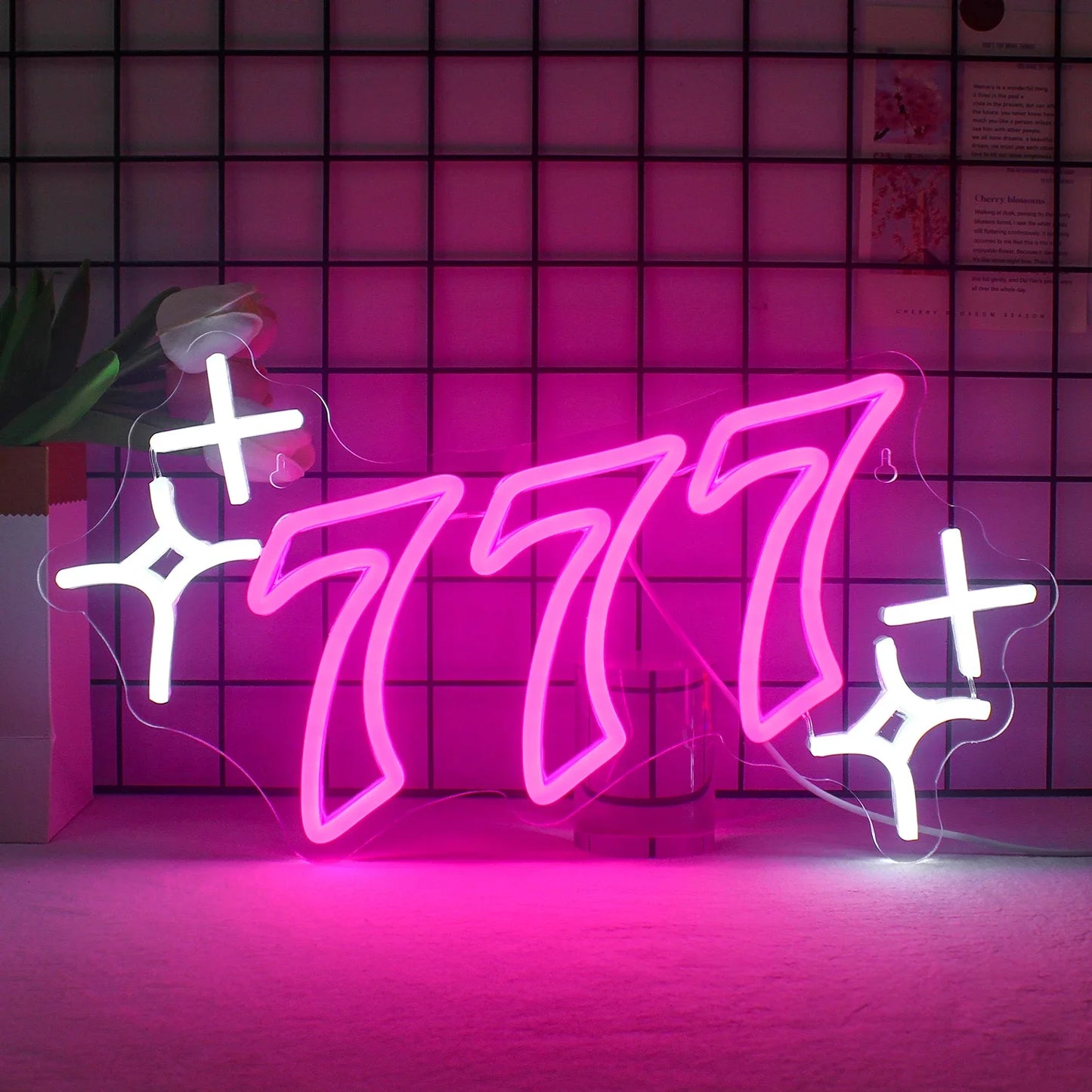 A imagem apresenta uma placa de LED neon feita à mão que exibe as palavras "Número da Sorte 777" em um design vibrante e atraente.