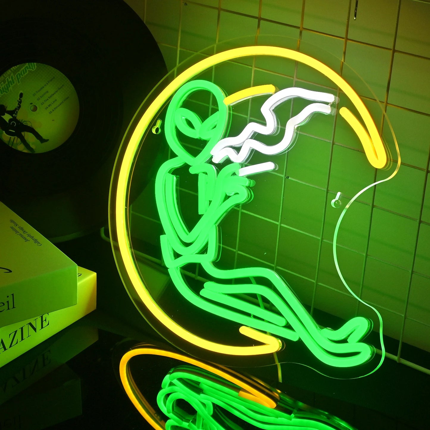 Letreiro de LED Alien Fumante em Forma de Lua 5V USB - Econômico