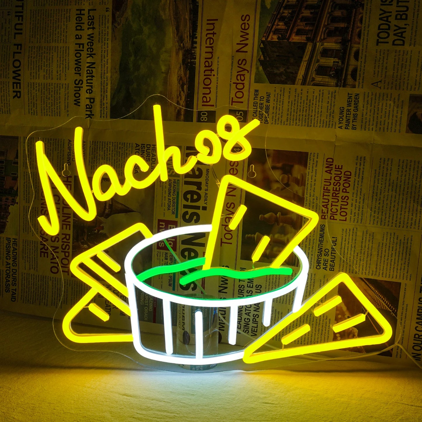 Uma vibrante placa de LED neon "Nachos", feita à mão com cuidado, sobre um fundo escuro.