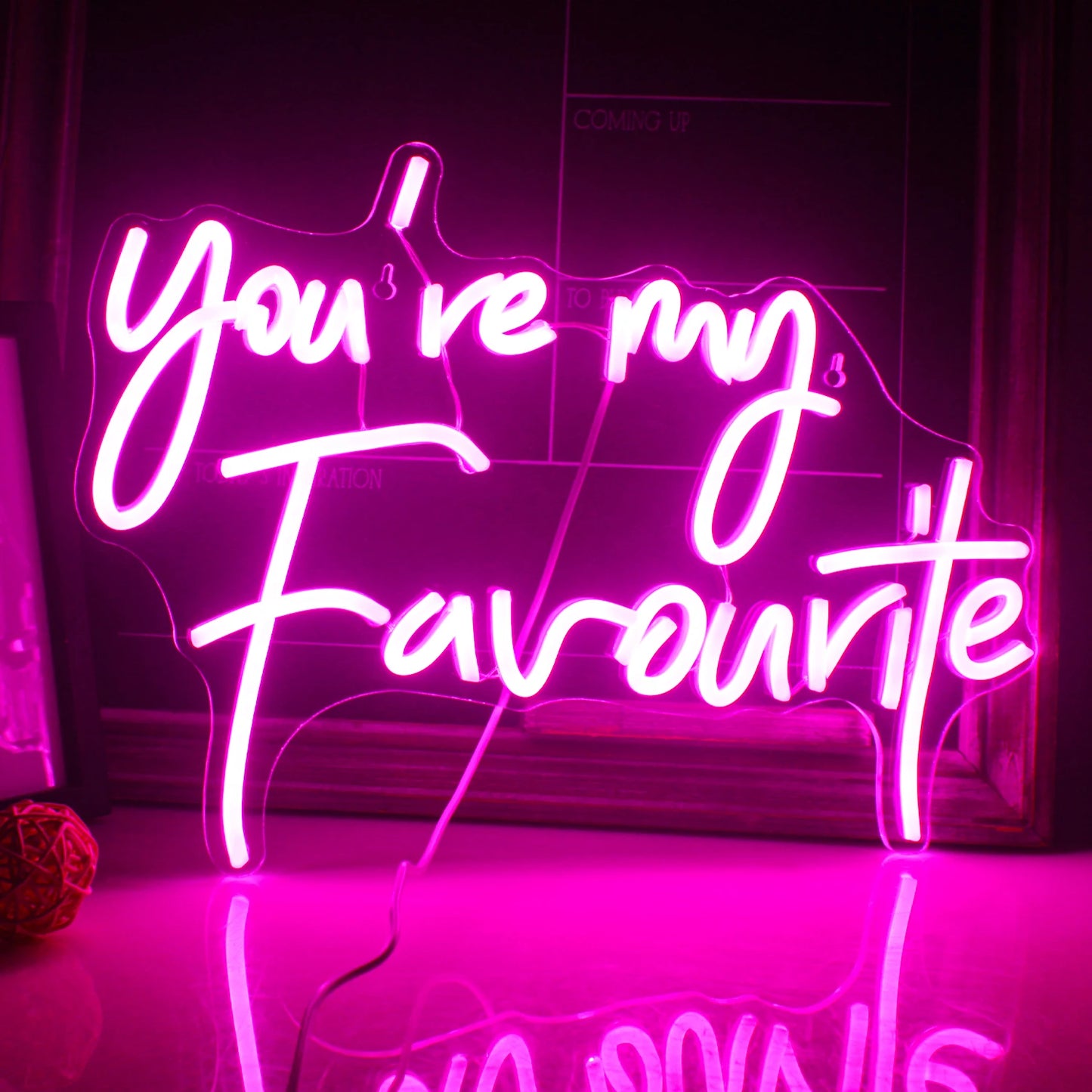 A imagem apresenta uma vibrante placa de LED neon feita à mão que diz "Você é meu favorito" em uma fonte cursiva divertida.