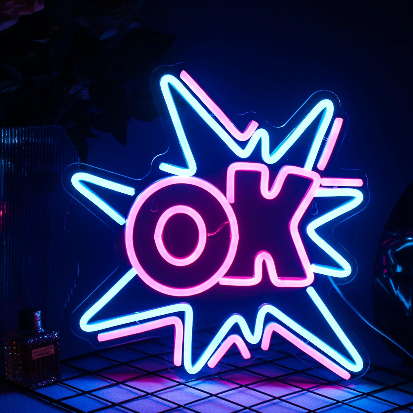 A imagem apresenta uma vibrante placa de LED neon exibindo a palavra "OK" em uma fonte contemporânea e em negrito.