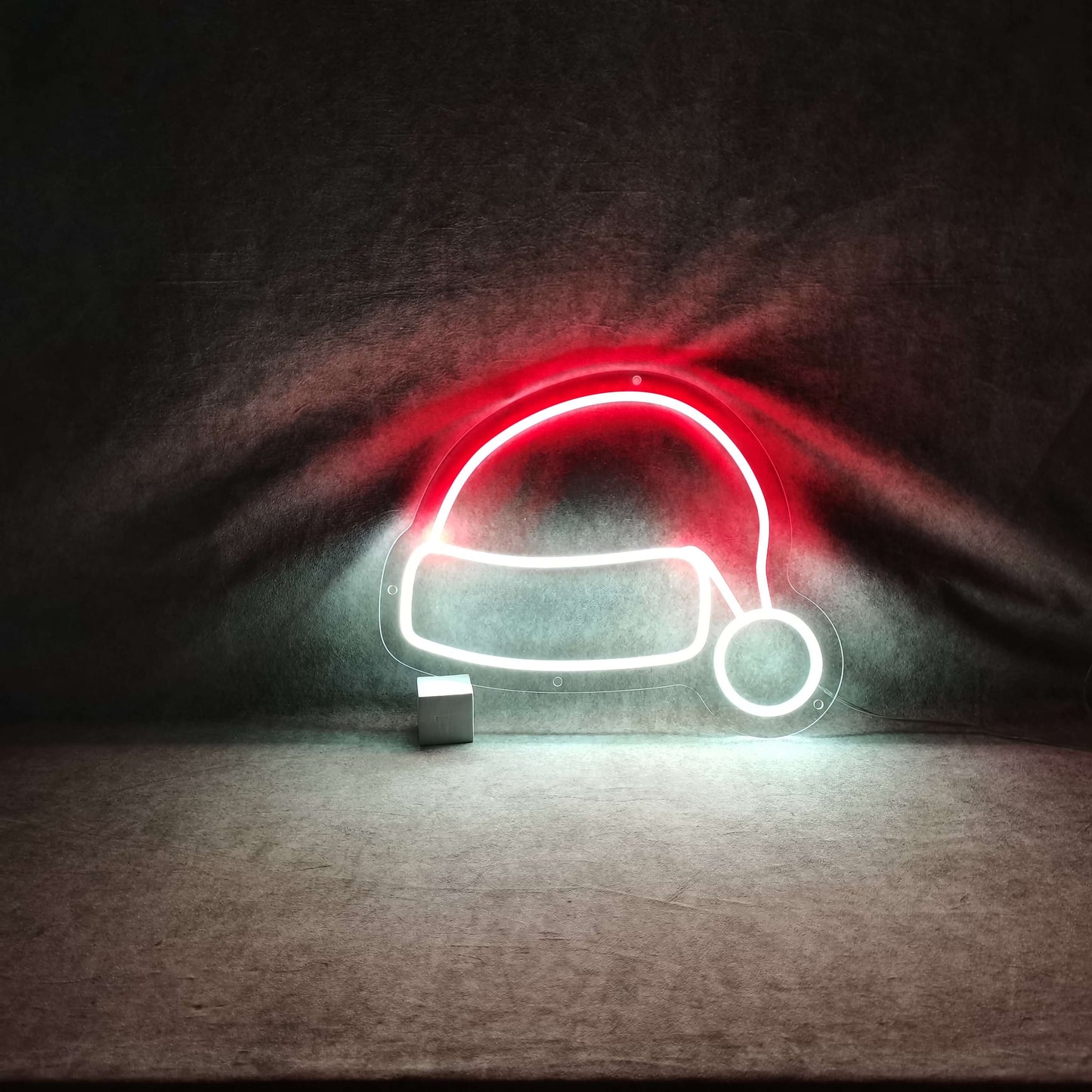 Letreiro de neon com chapéu de Papai Noel - The Art Neon