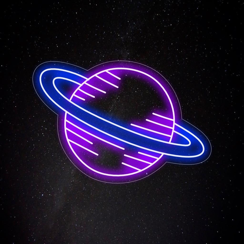Um letreiro de neon iluminado com o planeta Saturno, representando a beleza e o mistério do espaço e adicionando um toque cósmico a qualquer espaço