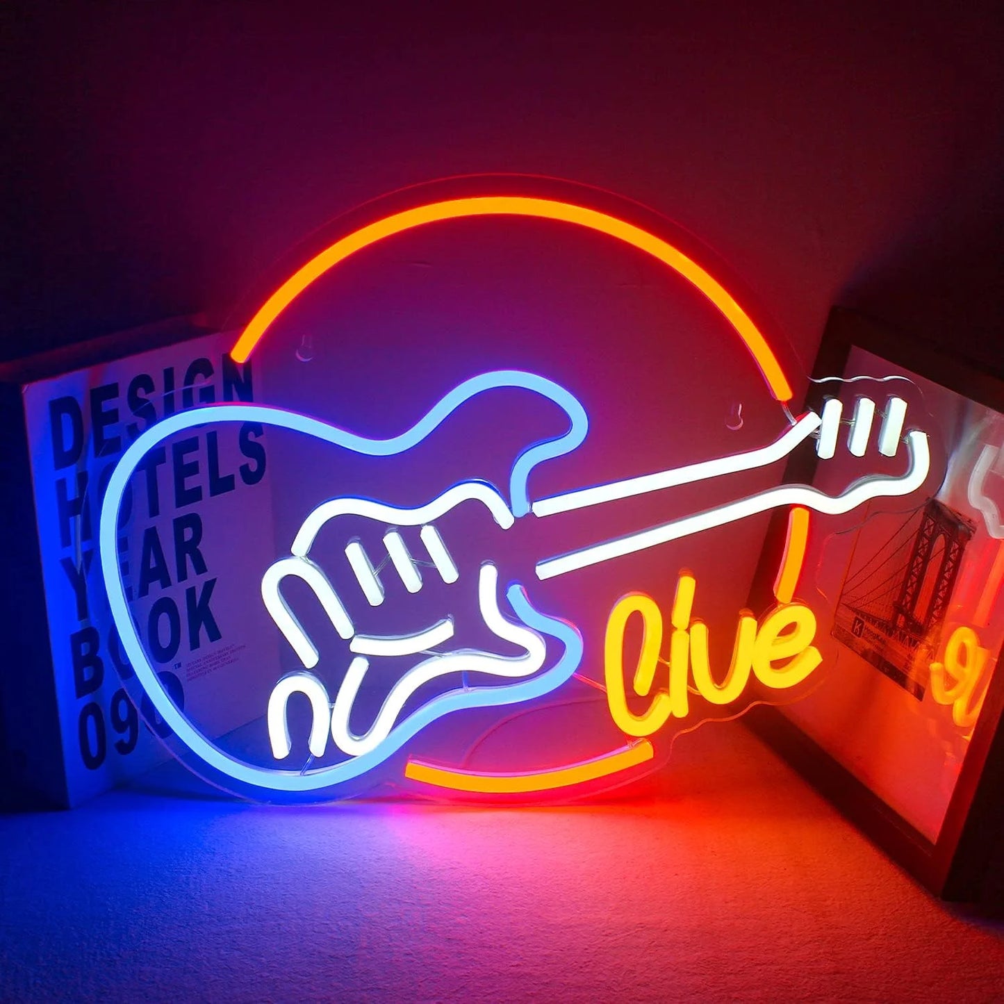 A imagem apresenta um letreiro de LED neon vibrante criado no formato de uma guitarra elétrica.