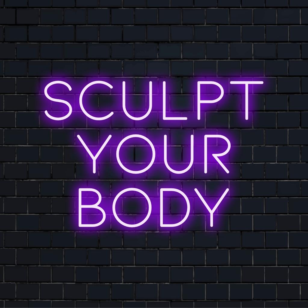 Placa de LED neon personalizada com a frase motivacional "Esculpe seu corpo" brilhando em tons vibrantes, inspirando uma decoração focada em fitness.