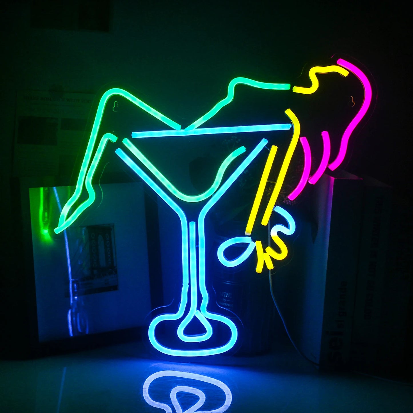 A imagem apresenta um letreiro de LED neon vibrante representando uma arte estilizada de uma mulher segurando uma taça de vinho.