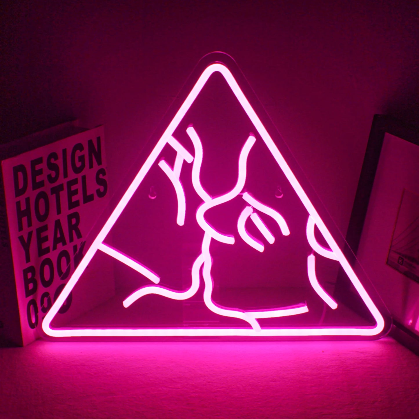 Uma vibrante placa de LED neon soletrando "Kiss" em uma escrita cursiva fluida.