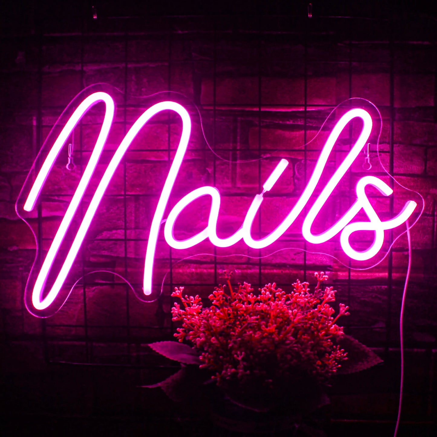 A imagem apresenta uma placa de LED neon feita à mão, projetada no formato de uma unha.