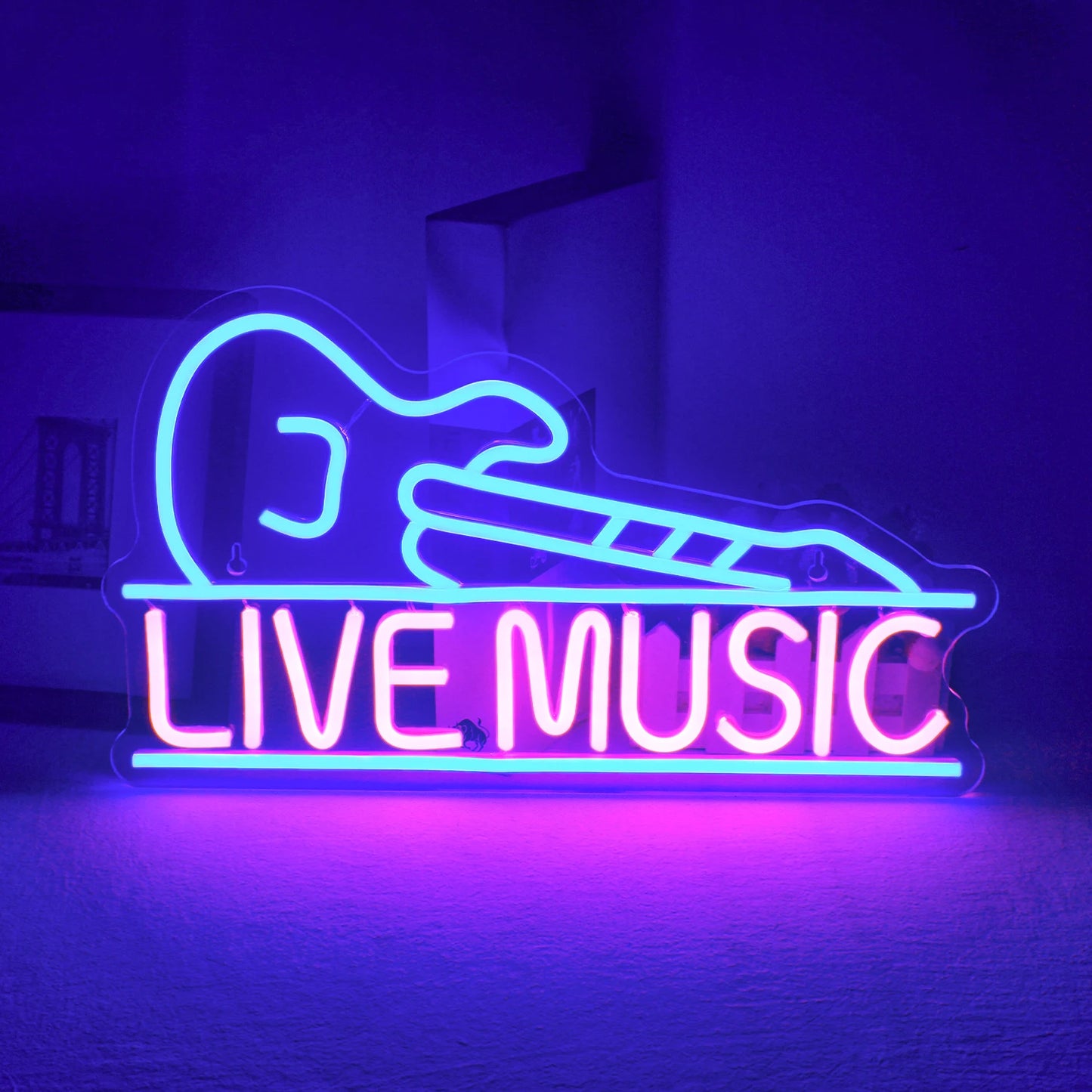 A imagem mostra uma placa de LED neon feita à mão, em formato de guitarra elétrica, brilhando intensamente contra um fundo escuro.