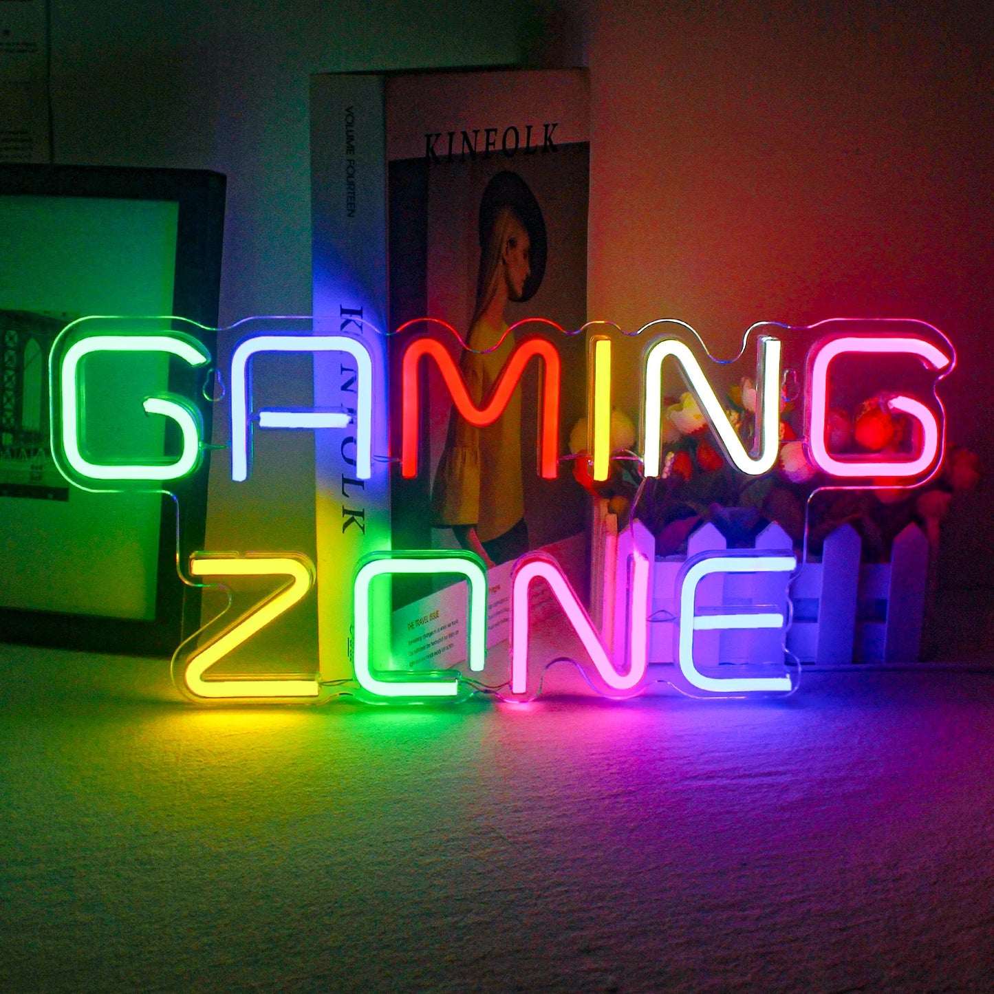 A imagem mostra uma vibrante placa de LED neon que diz "Zona de Jogos".