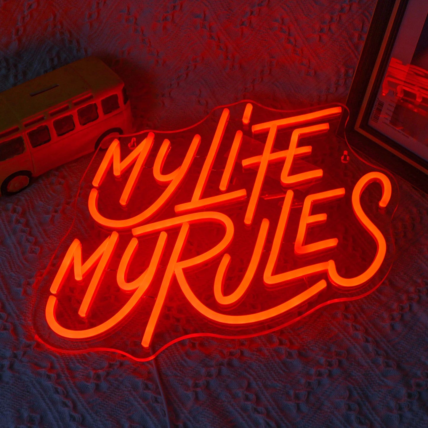 Uma vibrante placa de LED neon exibindo as palavras "Minha Vida, Minhas Regras" em uma fonte cursiva animada.