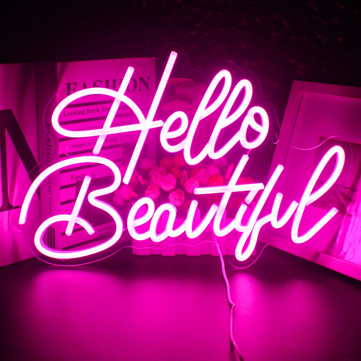 Uma vibrante placa de LED neon exibindo as palavras "Hello Beautiful" em uma escrita elegante e fluida.
