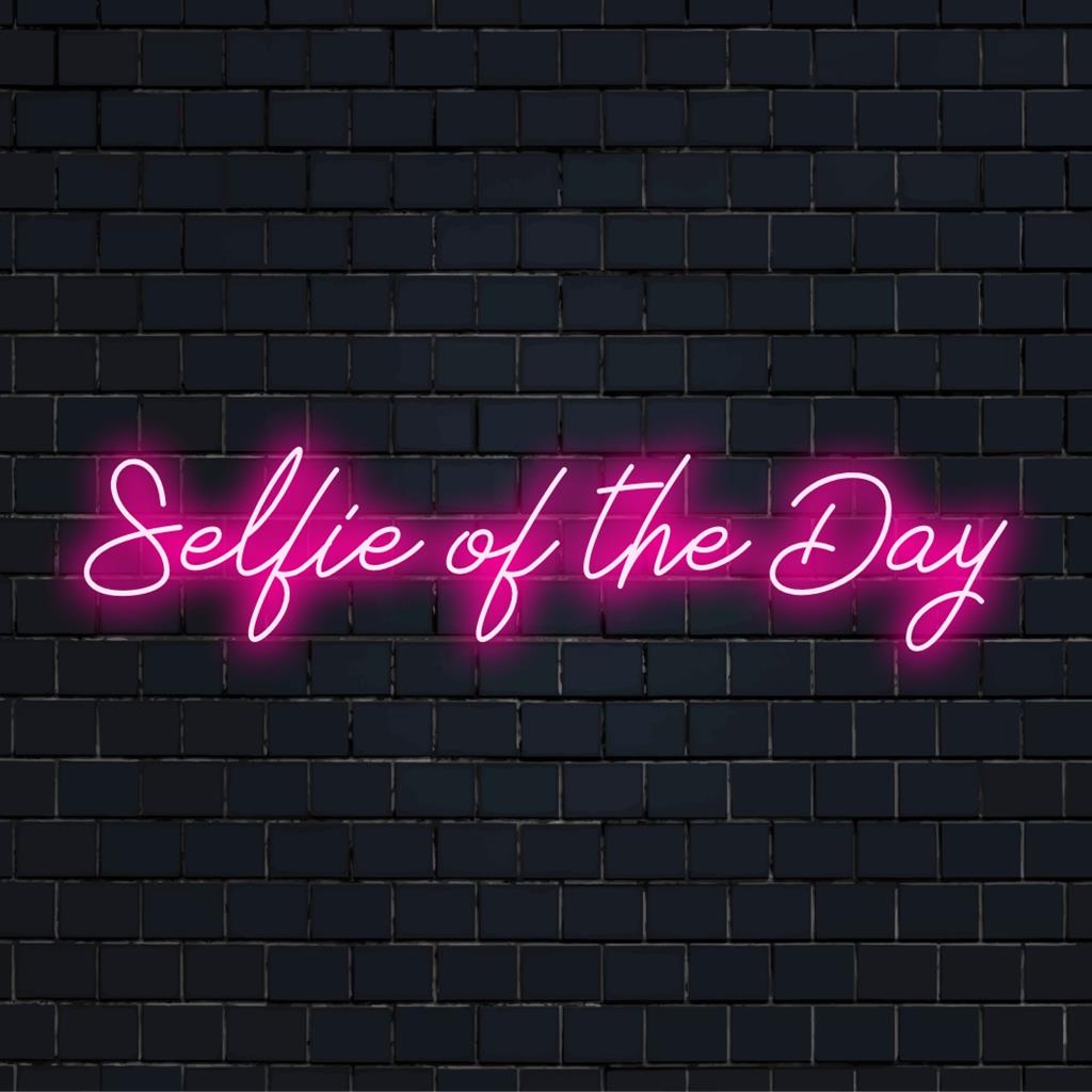 Letreiro de LED neon vibrante e personalizado com a frase "Selfie do Dia", ideal para adicionar um toque moderno e personalizado a qualquer espaço.
