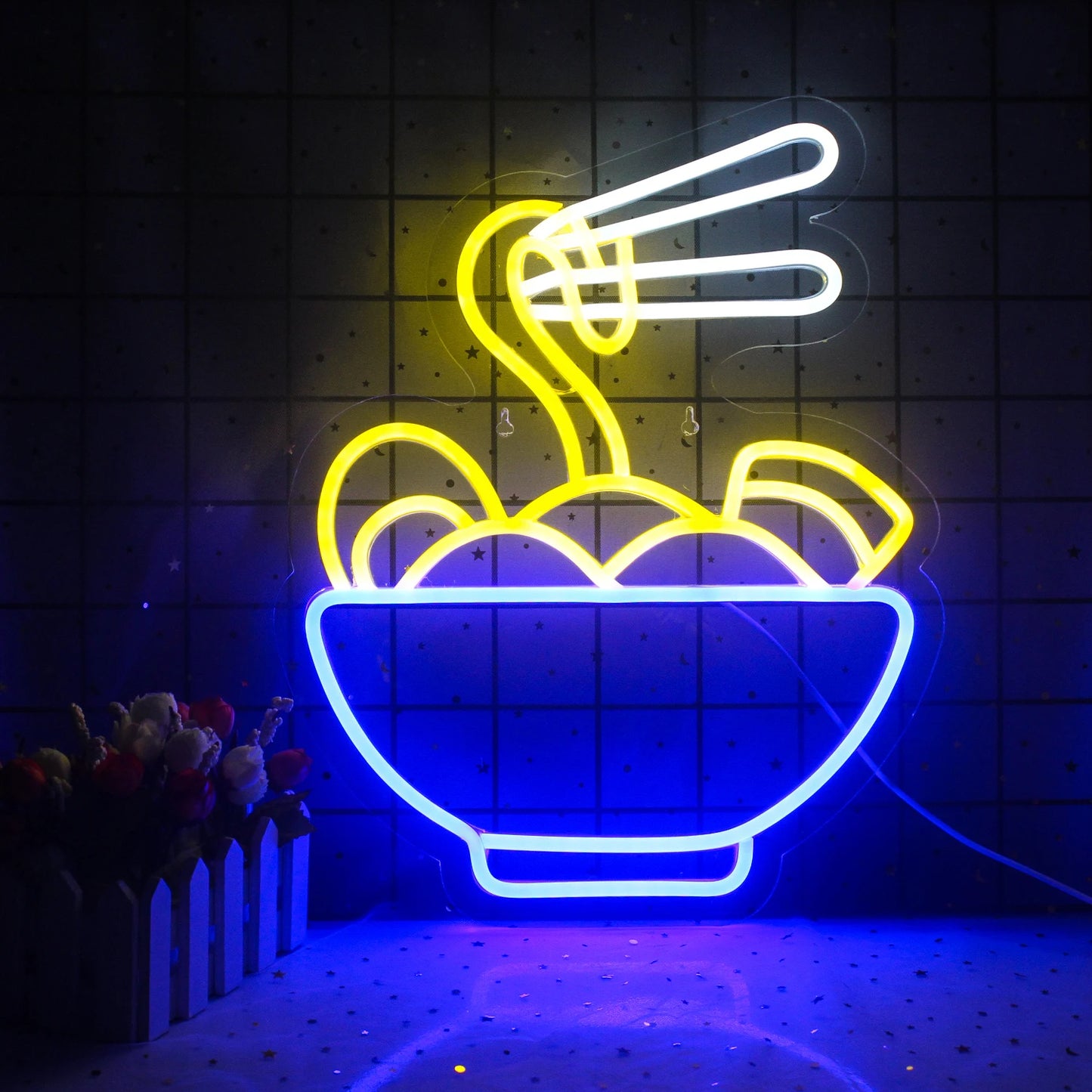 A imagem apresenta uma vibrante placa de LED neon exibindo a palavra "Ramen" em letras grandes e estilizadas.