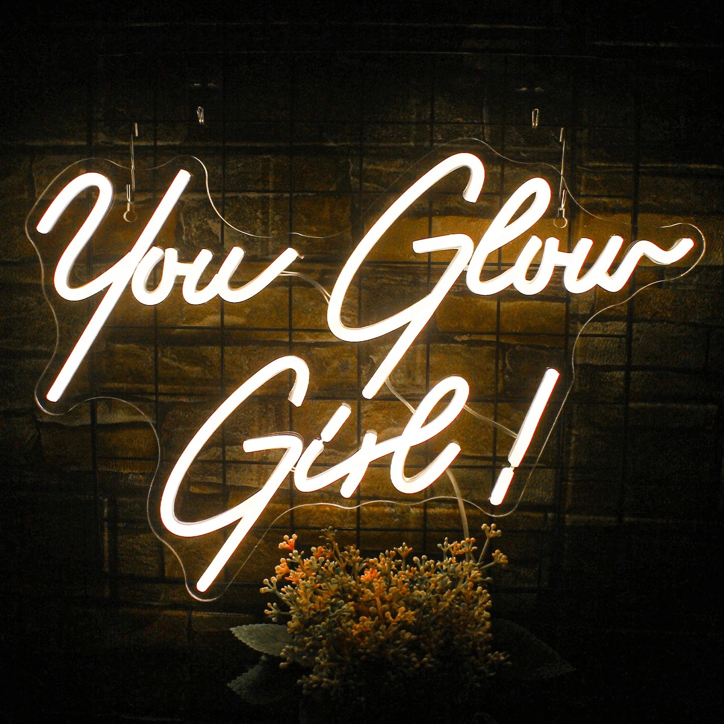 A imagem apresenta um vibrante letreiro de LED neon "You Glow Girl".