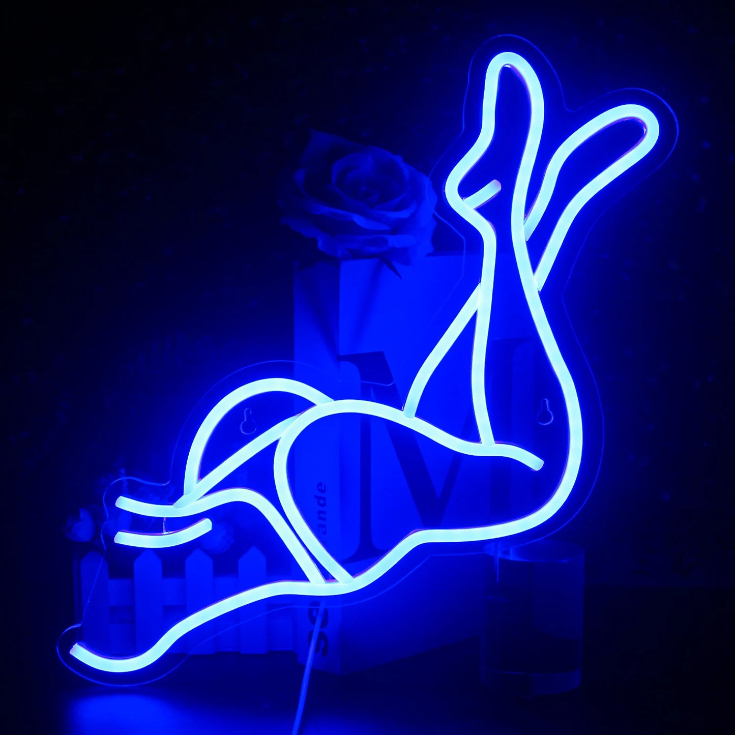 Um letreiro de LED neon vibrante representando uma imagem estilizada de um par de pernas femininas sensuais.