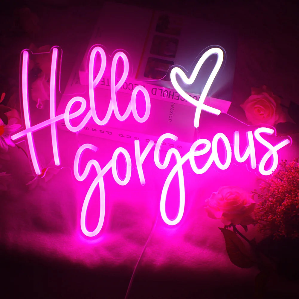 A imagem apresenta uma placa de LED neon feita à mão exibindo as palavras "Hello Gorgeous" em uma escrita cursiva elegante.