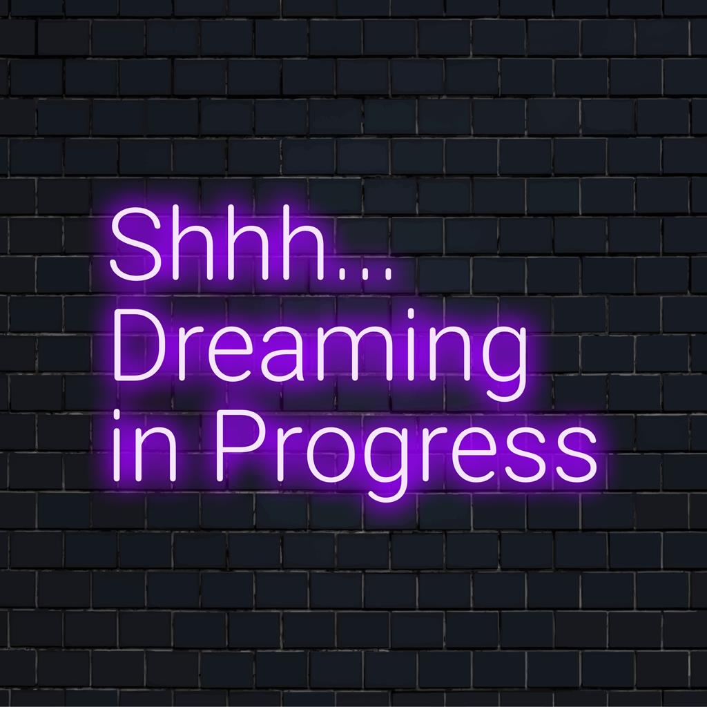 Placa de neon LED personalizada exibindo Shhh... Dreaming In Progress, perfeita para decoração exclusiva com luz neon em qualquer espaço.