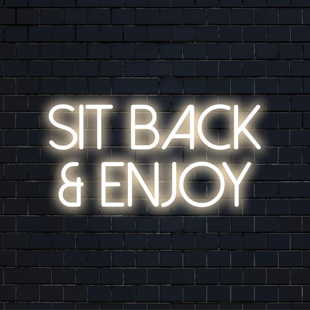 Placa de LED neon personalizada com os dizeres "Sit Back And Enjoy" em tons brilhantes, perfeita para realçar espaços de relaxamento e áreas de estar.