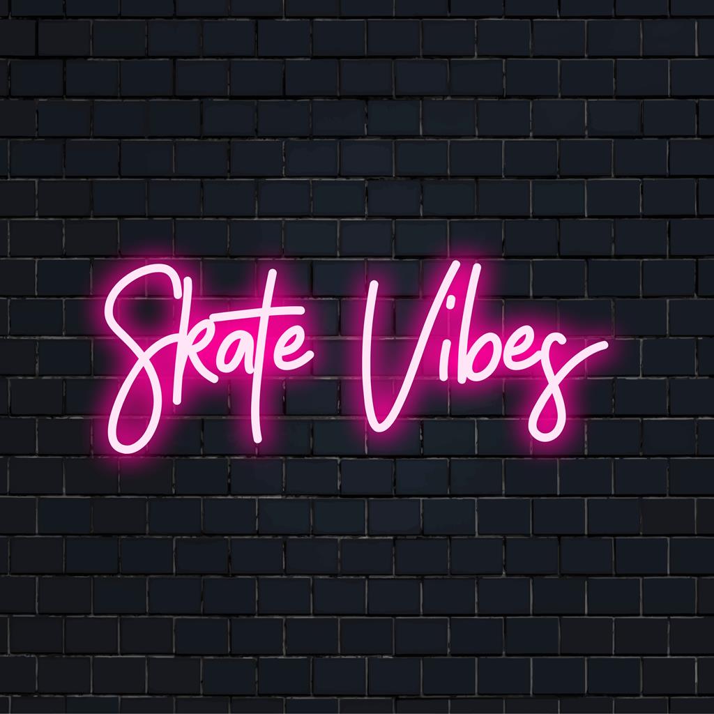 Letreiro de LED neon com estampas coloridas de skate e letras modernas. Ideal para energizar a decoração de parede e dar personalidade a qualquer espaço.