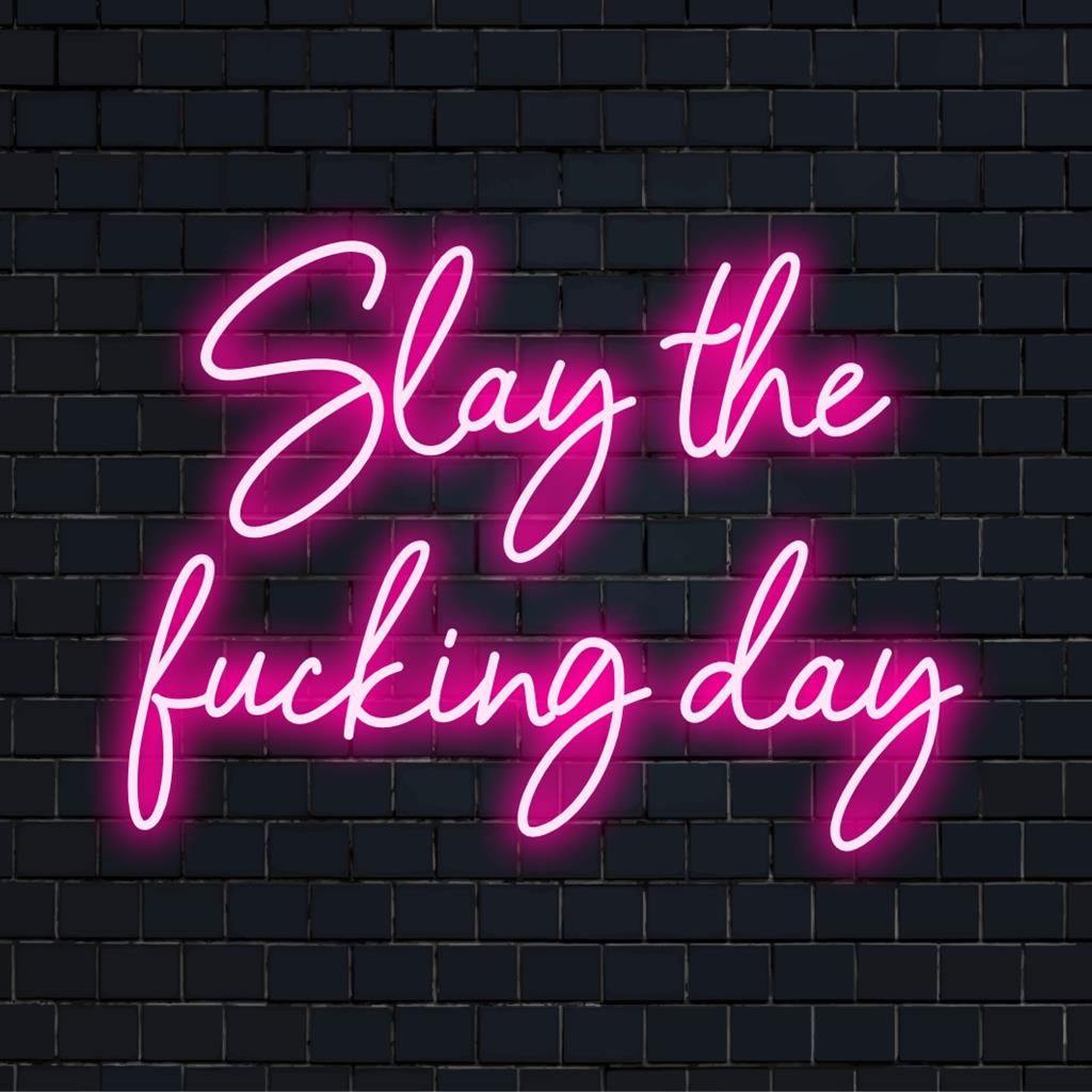 Placa de neon LED personalizada com a frase motivacional "Slay The Fucking Day", iluminando seu espaço com luz vibrante.