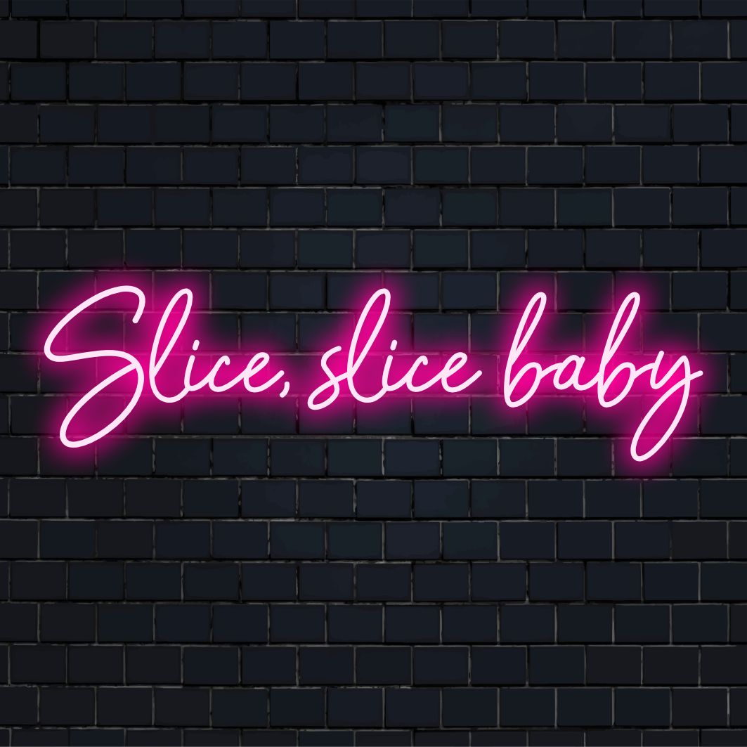 Letreiro de neon com a frase "Slice, Slice Baby", perfeito para decoração iluminada de cozinha ou sala de jantar. LED personalizado para um estilo único.
