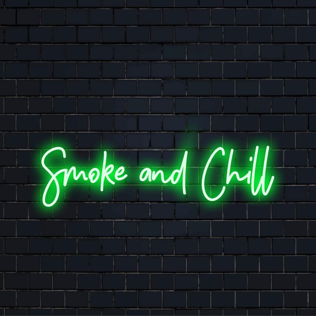 Placa de neon LED com a elegante frase Smoke And Chill; perfeita para entusiastas de decoração moderna que buscam um ambiente relaxante.