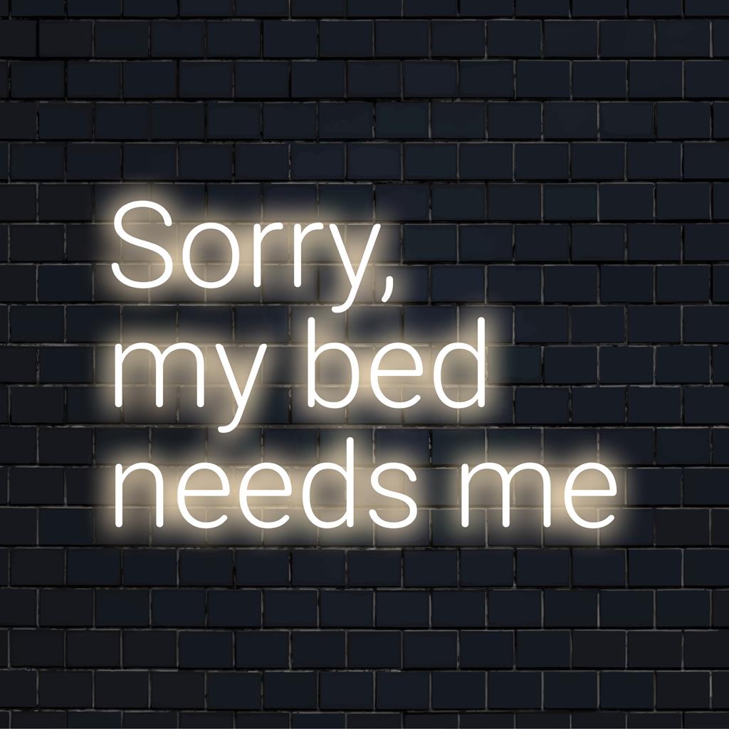 Placa de neon LED personalizada com os dizeres Sorry, My Bed Needs Me, em letras brilhantes e divertidas para uma decoração de quarto exclusiva.