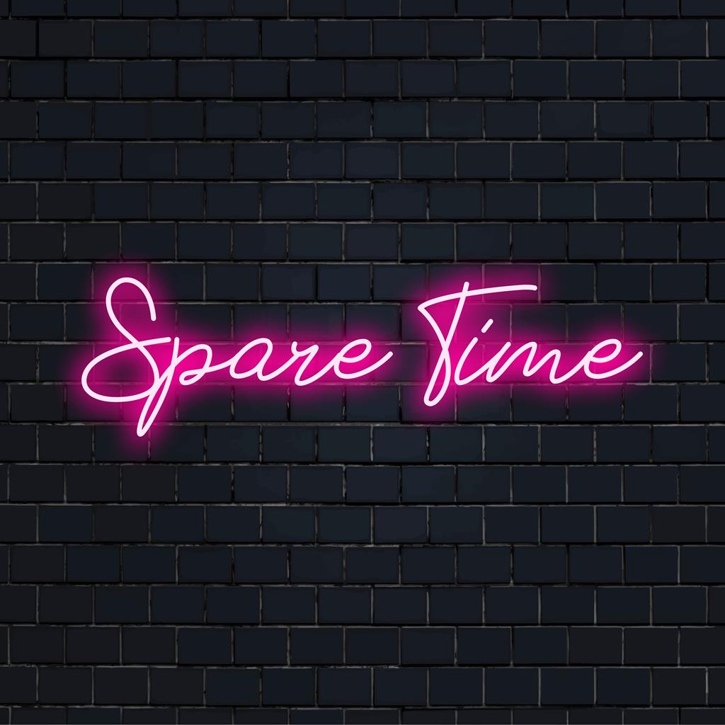 Placa de LED neon personalizada com a inscrição "Tempo Livre" em uma decoração de luz neon vibrante e visualmente marcante para personalização do espaço.