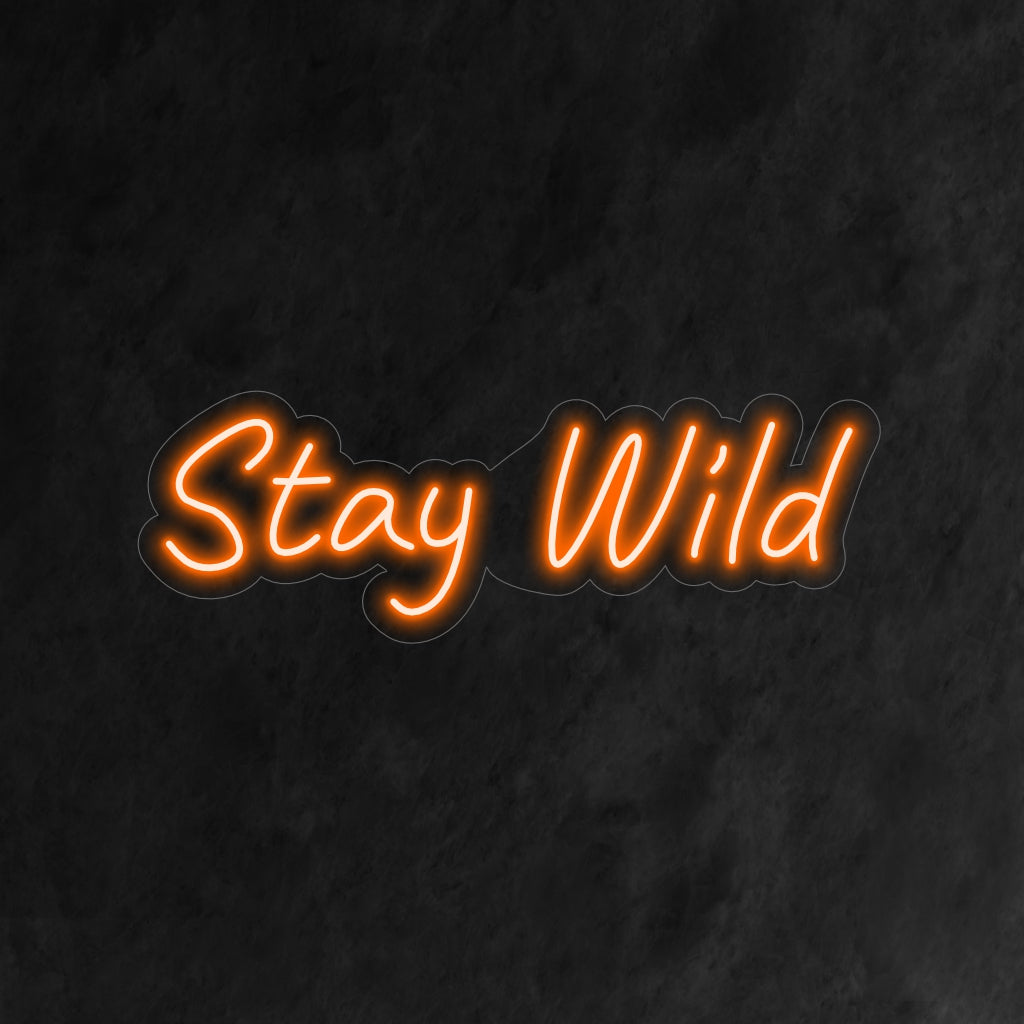 A placa de neon "Stay Wild" é uma adição inspiradora e aventureira para o seu interior. Uma luz neon que incentiva uma abordagem livre e indomável à vida.