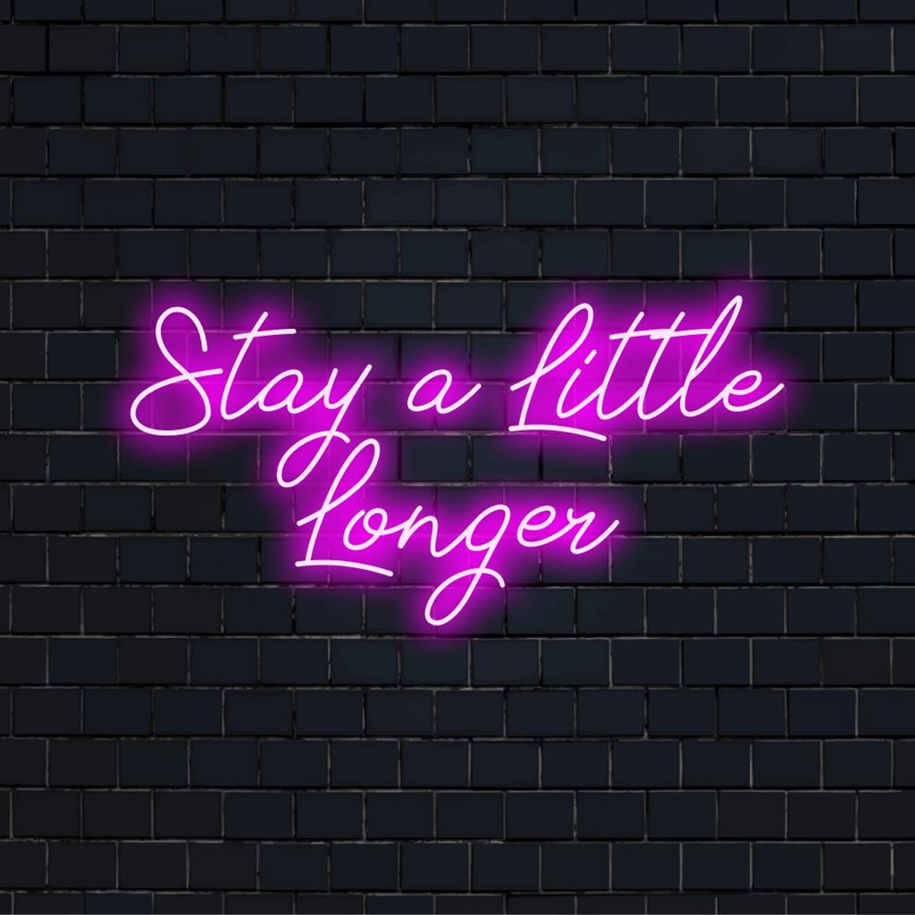 Placa de neon LED personalizada com os dizeres Stay A Little Longer; arte de parede neon perfeita para adicionar personalidade a qualquer espaço.