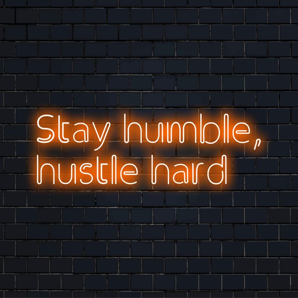 Placa de LED personalizada com os dizeres "Stay Humble, Hustle Hard"; mistura perfeita de inspiração artística e decoração neon chique.
