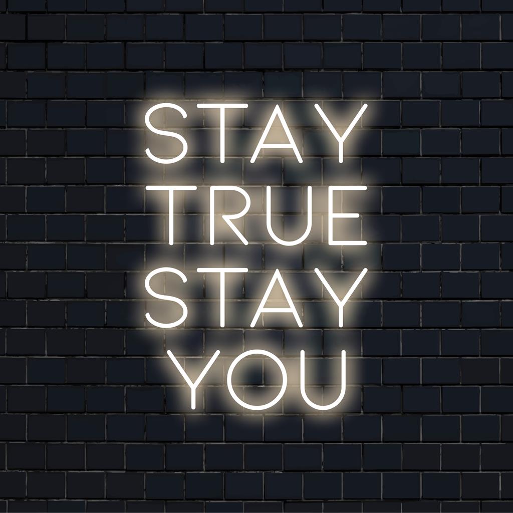 Placa de neon LED personalizada com Stay True Stay You; perfeita para decoração de mantra pessoal com ambiente único e brilhante.