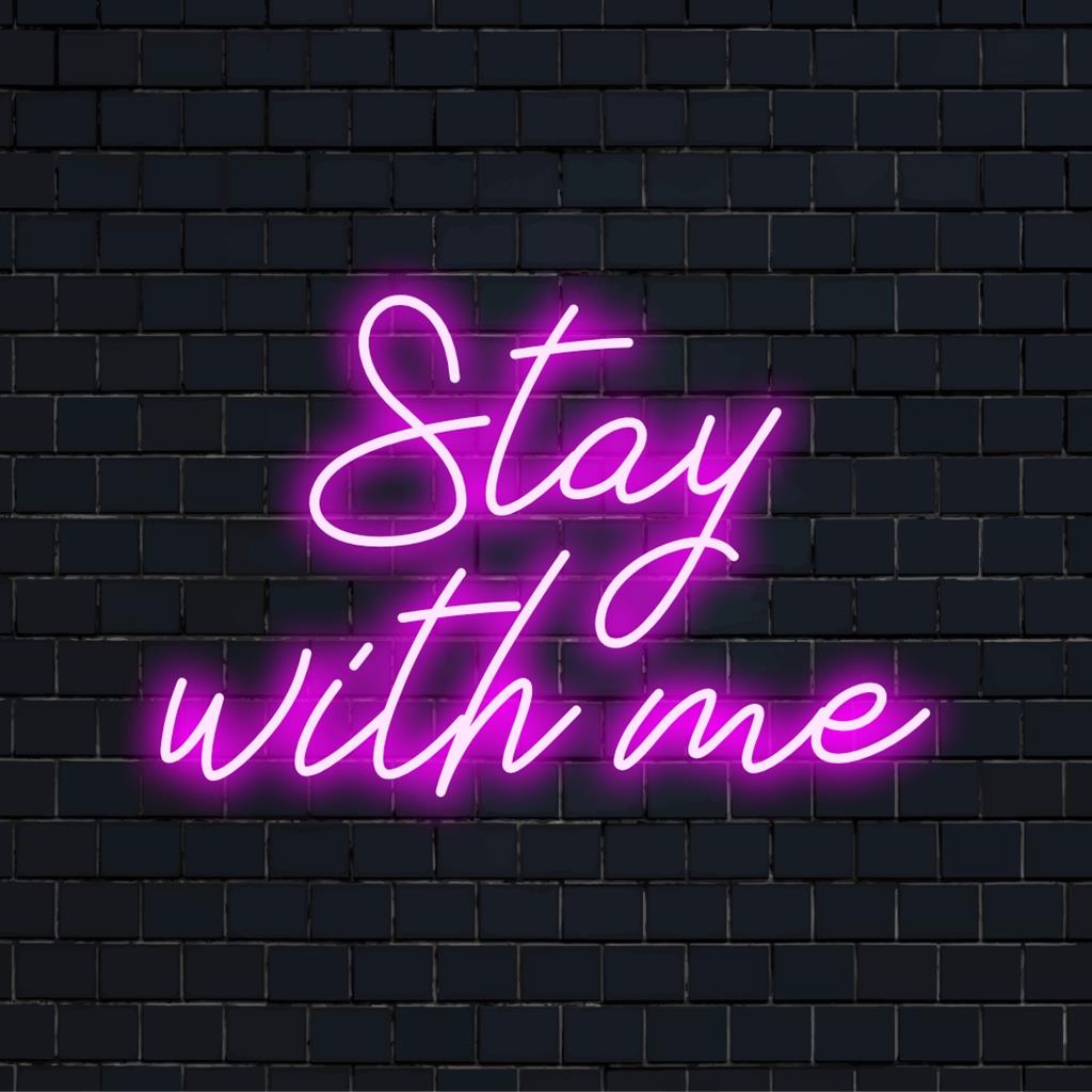 Placa de neon LED brilhando com Stay With Me em tons vibrantes, peça de decoração personalizada perfeita para qualquer espaço.