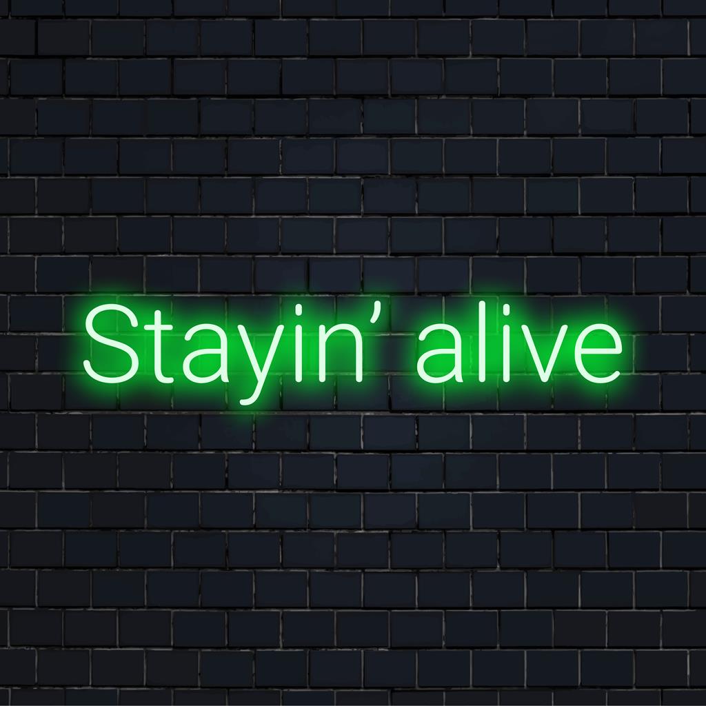 Placa de neon LED personalizada com a icônica frase Stayin' Alive, perfeita para uma decoração vibrante de neon em casa ou no escritório.