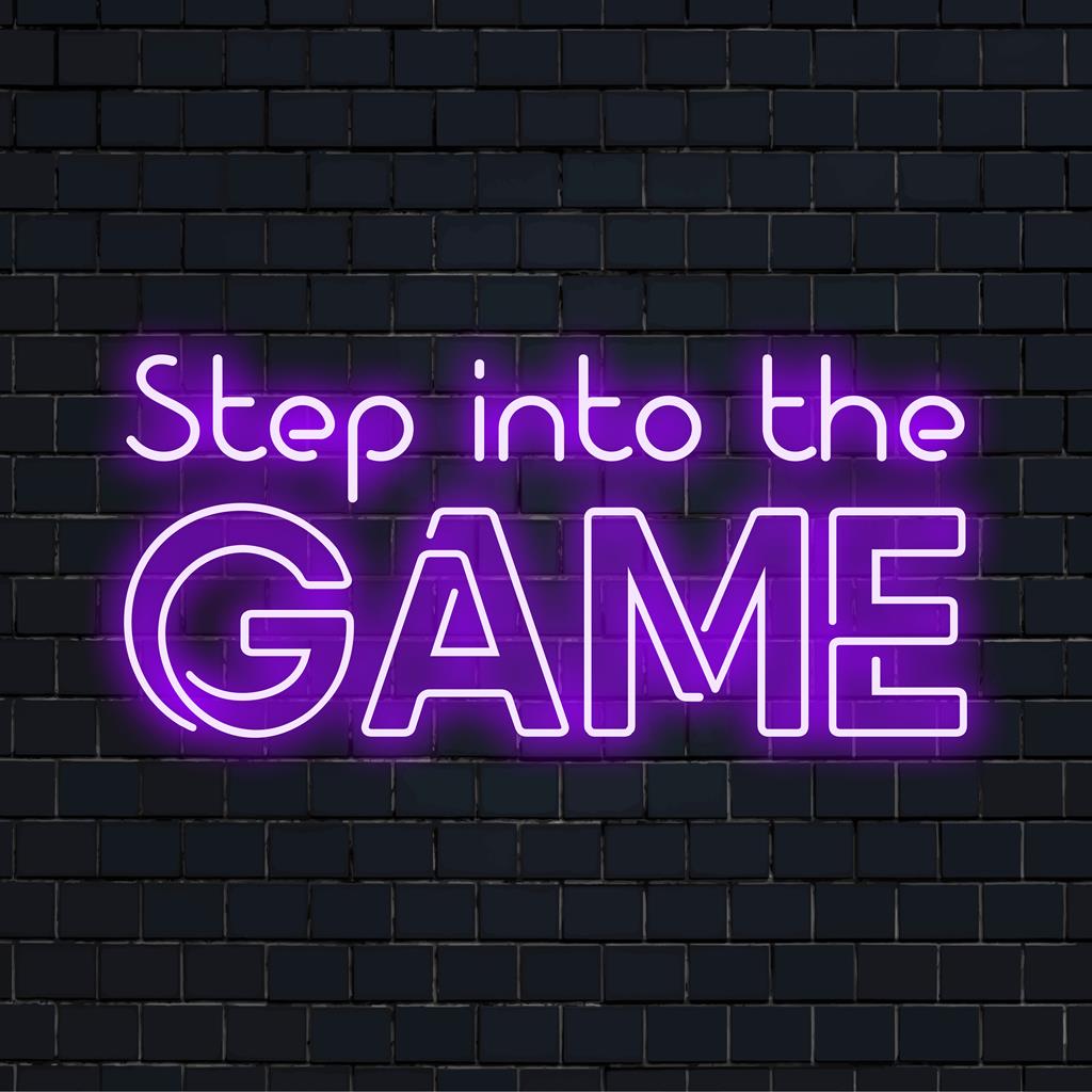 Placa de LED neon personalizada com a frase Step Into The Game, ideal para decoração de ambientes vibrantes e motivacionais.