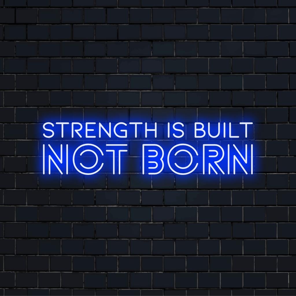Letreiro de LED neon vibrante e personalizado com a frase "A força é construída, não nasce", uma arte de parede motivacional perfeita para espaços pessoais.
