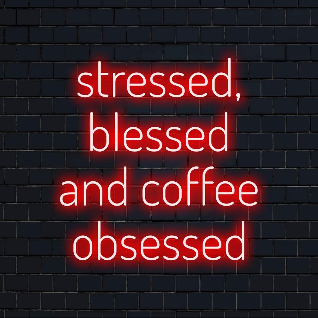 Placa de neon LED personalizada com os dizeres Stressed, Blessed And Coffee Obsessed, perfeita para arte de parede e decoração de luz exclusiva.
