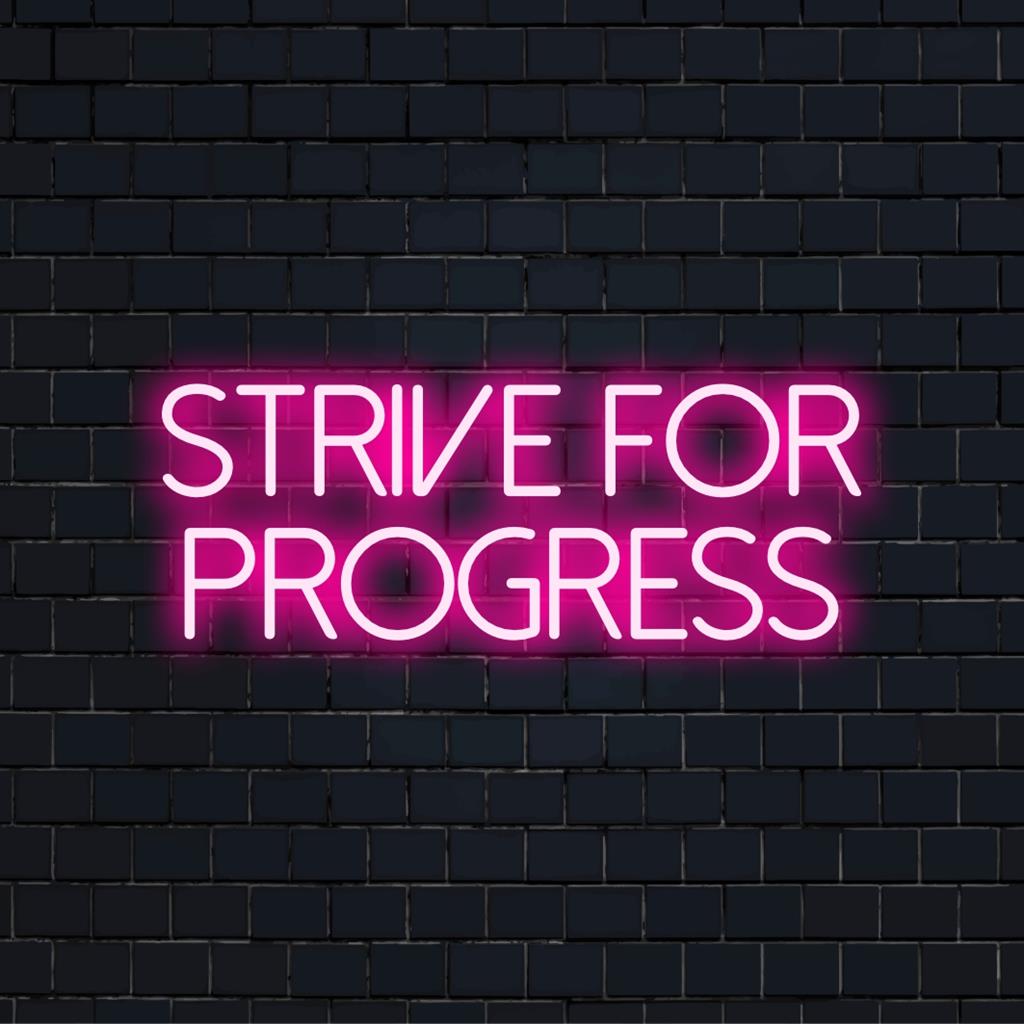 Placa de neon LED personalizada com texto brilhante "Strive For Progress"; arte com citações impactantes em neon para inspiração e decoração.