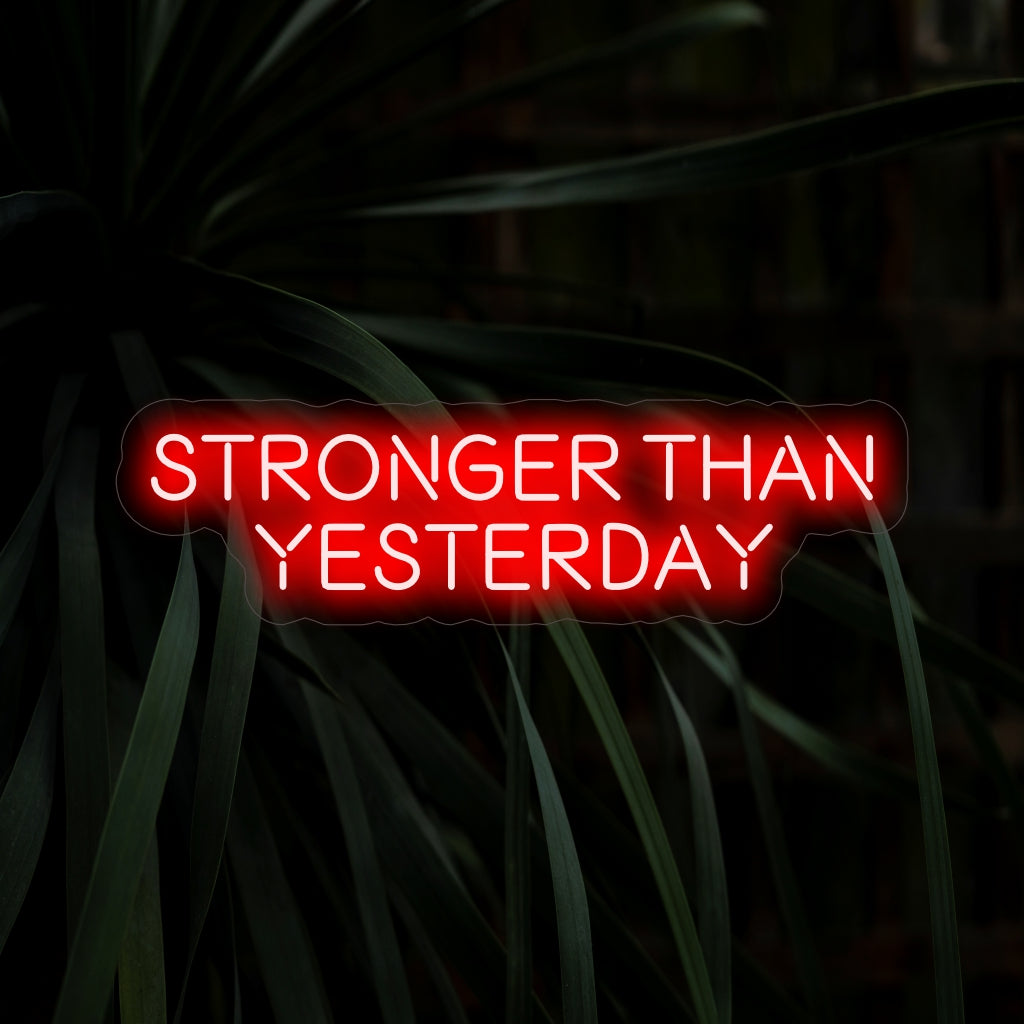 O letreiro de neon "Stronger Than Yesterday" irradia poder com seu mantra resiliente, lançando um brilho ousado e criando uma atmosfera que incentiva força e perseverança em seu espaço.