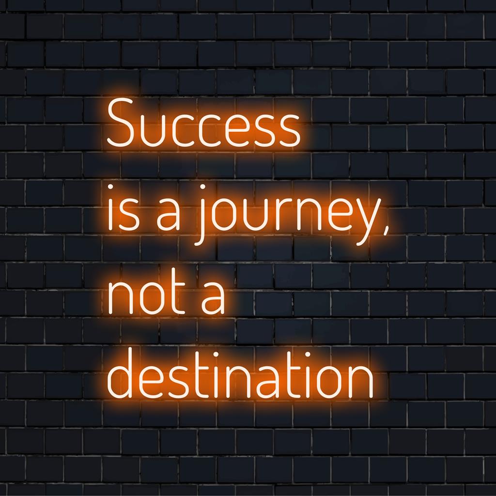 Letreiro de LED neon personalizado com a frase inspiradora: O sucesso é uma jornada, não um destino. Perfeito para qualquer decoração motivacional.