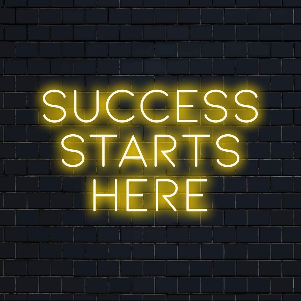 Placa de neon LED exibindo Success Stars Here 2 com LED branco-azulado brilhante, perfeita para decoração de parede com neon vibrante.