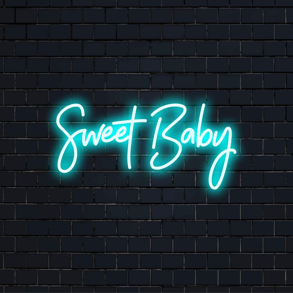 Placa de neon LED personalizada com a palavra Sweet Baby escrita em letra cursiva fluida, acrescentando um brilho aconchegante e charme decorativo a qualquer espaço.