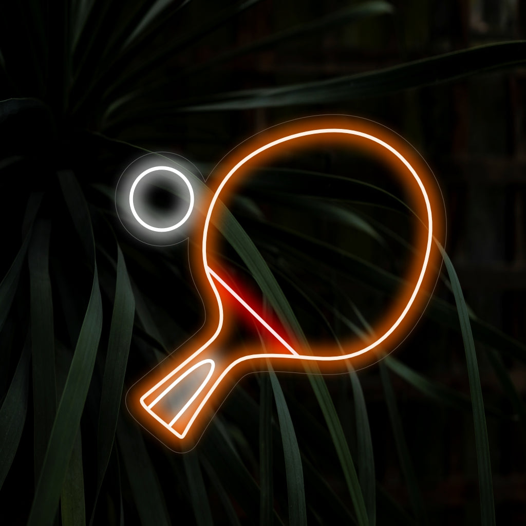"Placa de neon com raquete e bola de tênis de mesa" acrescenta um toque esportivo com seu design dinâmico, lançando um brilho energético que celebra a emoção do jogo em seu espaço.